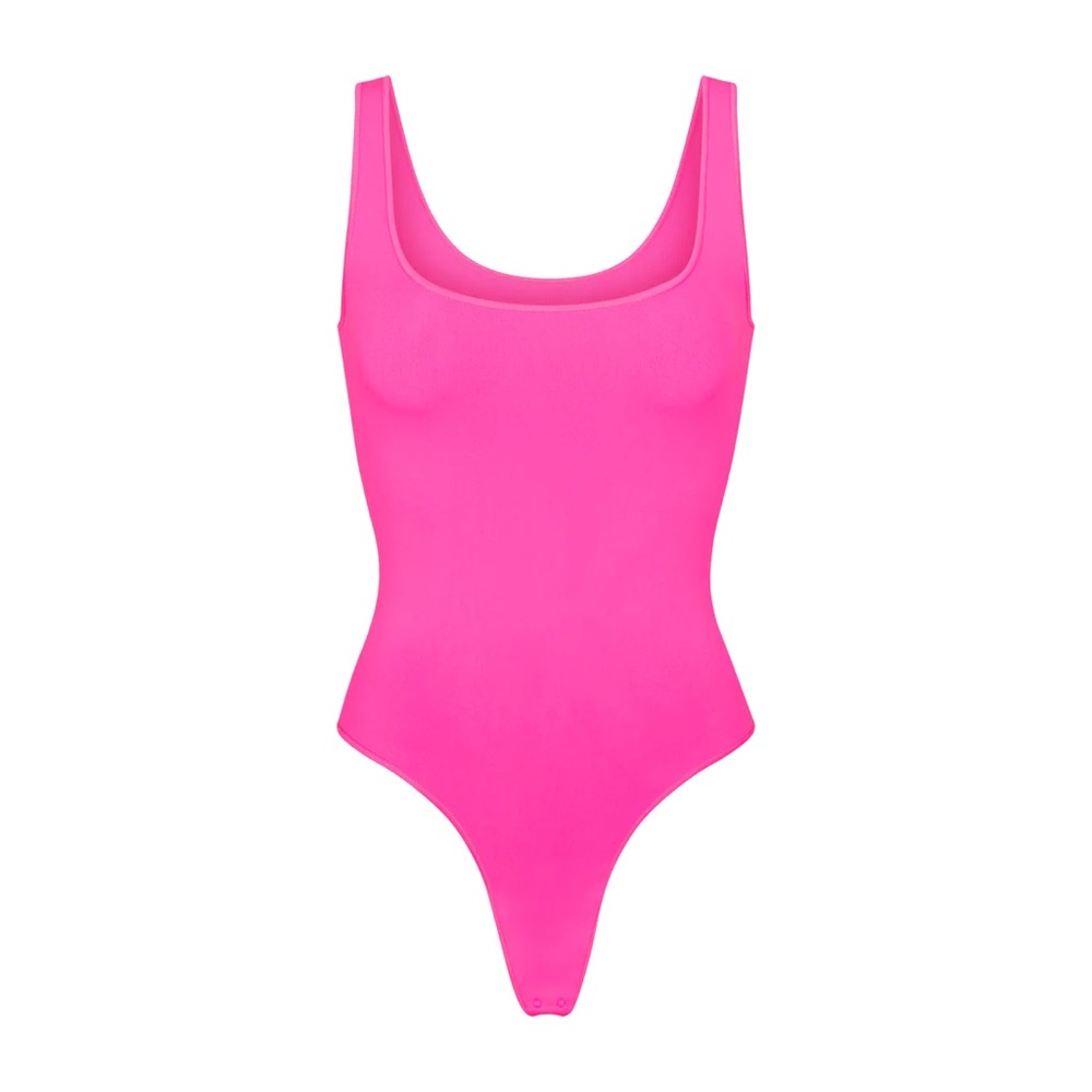 SKIMS ESSENTIAL SCOOP NECK BODYSUIT IN PINK HIGHLIGHTER L / XL